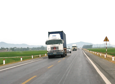 Tổng nhu cầu vốn từ nay đến năm 2020 cho việc thực hiện thông tuyến hai làn xe đường Hồ Chí Minh vào khoảng 65.000 tỷ đồng. Để có thể hoàn thành giai đoạn 2 và nâng cấp mở rộng đoạn qua Tây Nguyên (QL14 cũ) vào năm 2015, nhu cầu vốn còn thiếu khoảng 24.003 tỷ đồng.