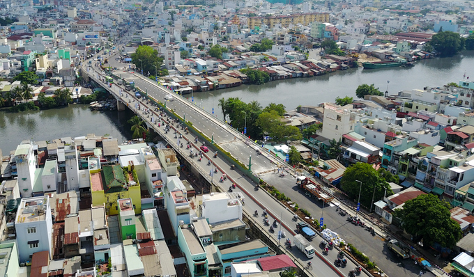 Được thông xe sau chín tháng khởi công, cầu gần trăm tuổi ở TP HCM vẫn giữ một số kiến trúc cổ xưa.