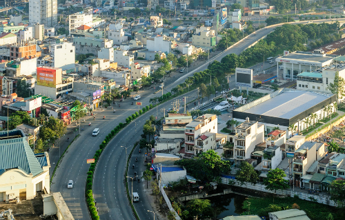 Do một số khu vực thuộc dự án đường ven sông Sài Gòn bị vướng quy hoạch khu trung tâm hiện hữu (930 ha), UBND TP HCM cho phép điều chỉnh cục bộ đồ án.