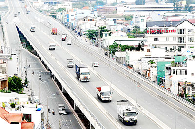 Tập trung nguồn lực để khép kín đường Vành đai 2 là mục tiêu của TPHCM ngay từ đầu năm 2012. Thế nhưng, chỉ còn hơn 1 tháng nữa là hết năm, song một số đoạn của tuyến đường này vẫn ngổn ngang và tiếp tục nghiên cứu…