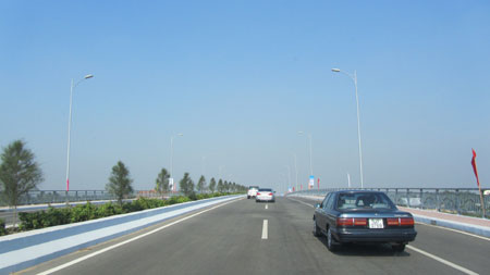 Sau ba năm thi công, ngày 01 tháng 02 năm 2012, cầu Phú Long mới nối liền quận 12, thành phố Hồ Chí Minh với Thị xã Thuận An, tỉnh Bình Dương thay thế cho cầu Phú Long cũ được xây dựng từ năm 1913 đã được khánh thành.