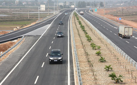Cao tốc Nội Bài - Lào Cai quy mô lớn nhất Việt Nam sẽ thông xe toàn tuyến vào ngày 21/9. Với tốc độ thiết kế từ 80 - 100 km/h, tuyến đường có chiều dài 245 km này sẽ rút ngắn một nửa thời gian lưu thông, giảm tối đa chi phí và an toàn hơn nhiều so với đường hiện hữu.