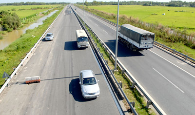 Trong Quy hoạch phát triển các tuyến đường giao thông của cả nước, Thủ tướng Chính phủ đã chính thức phê duyệt xây dựng đường cao tốc Bắc – Nam phía Đông từ Hà Nội tới Cần Thơ. Con đường này dài hơn 1.800km gồm 16 đoạn tuyến với quy mô 4-8 làn xe, tổng dự toán đầu tư trên 300.000 tỷ đồng, suất đầu tư trung bình như vậy là 166,6 tỷ đồng cho 1km, chưa kể nhiều phát sinh như đền bù, giải tỏa, tiền mất giá, vật tư lên giá… có thể sẽ đội giá lên cao nhiều nữa.