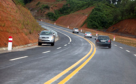 Dài 245 km, đi qua 5 tỉnh, cao tốc Nội Bài – Lào Cai nhiều khả năng sẽ trở thành tuyến cao tốc đầu tiên được khai thác đúng với vận tốc thiết kế, lên tới 120km/h với một số loại xe.