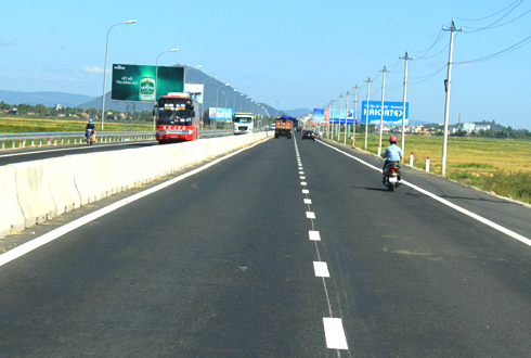 Tốc độ tối đa của xe cơ giới ngoài đô thị có thể là 90 km/h, cao hơn so với quy định hiện hành, là nội dung dự thảo thông tư đang được Bộ Giao thông Vận tải lấy ý kiến.