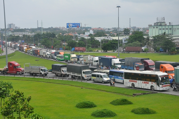 TP.HCM đang đề xuất Chính phủ nhiều cơ chế khẩn cấp đầu tư một loạt dự án hạ tầng giao thông để đẩy nhanh quá trình triển khai, giải quyết vấn nạn ùn tắc giao thông.