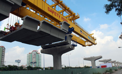 Sáng 4/6, sử dụng công nghệ lắp hẫng cân bằng lần đầu áp dụng tại Việt Nam, các đốt dầm (mỗi đốt nặng 42 tấn) của tuyến metro Bến Thành - Suối Tiên được lắp đặt.