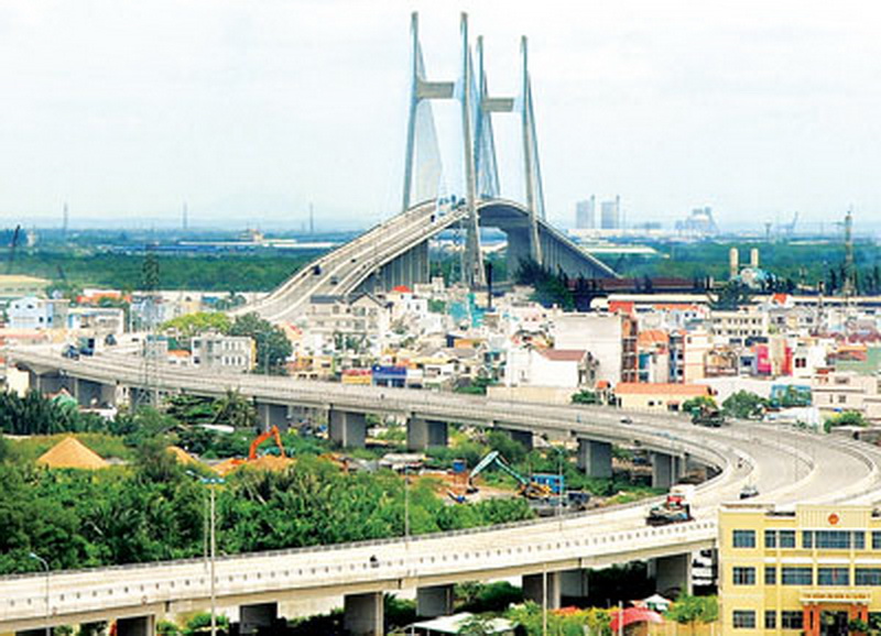 Khoảng 10 năm nay, TPHCM đã tiến hành xã hội hóa thu hút nguồn vốn đầu tư xã hội vào rất nhiều công trình hạ tầng kỹ thuật, từ giao thông cho tới cấp, thoát nước, xử lý rác… Những thành quả đạt được từ chủ trương này là không thể phủ nhận và rất cần nhìn lại để rút ra những bài học trong bối cảnh khủng hoảng kinh tế hiện nay.