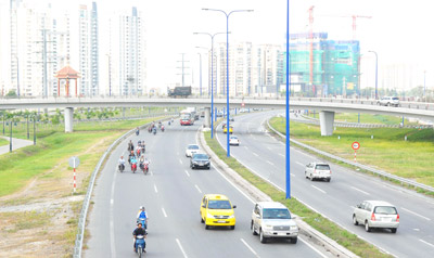 Thực hiện chỉ đạo của UBND TPHCM, Sở Quy hoạch kiến trúc đang hoàn thiện nghiên cứu thiết kế đô thị 3 tuyến đường quan trọng bậc nhất thành phố. Đó là đường Võ Văn Kiệt, đường Tân Sơn Nhất - Bình Lợi và xa lộ Hà Nội. Trước đây, Báo Sài Gòn Giải Phóng đã có dịp giới thiệu đến bạn đọc những nghiên cứu bước đầu của công trình này, sau đây là những nghiên cứu hoàn thiện hơn.