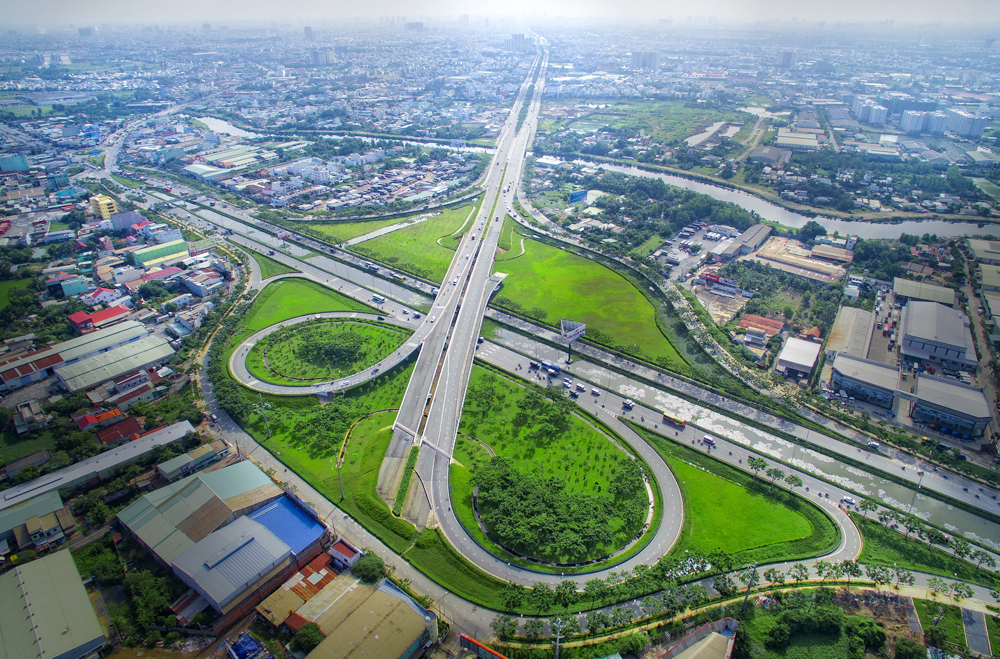 Những cây cầu hiện đại mọc lên ngày càng nhiều, kênh đen và các khu nhà "ổ chuột" nay là dòng kênh xanh với đường khang trang, sạch sẽ...