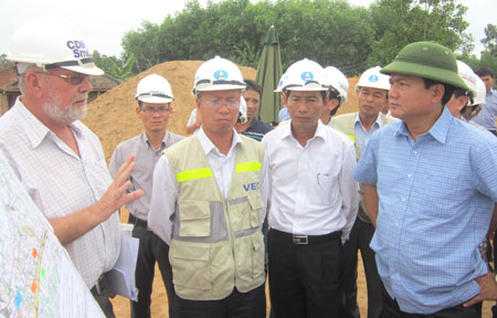 Ngày 16/9, Bộ trưởng Đinh La Thăng đã làm việc với các tỉnh Quảng Nam, Quảng Ngãi và TP Đà Nẵng để tháo gỡ các vướng mắc trong công tác GPMB, tổ chức thi công dự án đường cao tốc Đà Nẵng - Quảng Ngãi.