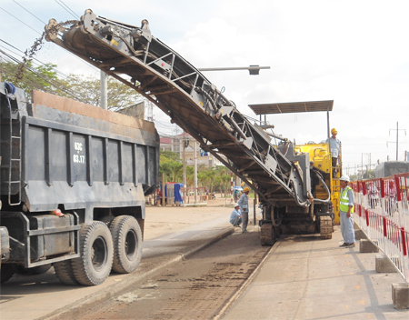 Sáng 23/5, Sở GTVT TPHCM phối hợp với Hội Cầu đường cảng Thành phố tổ chức hội thảo giới thiệu về công nghệ cào bóc tái chế nguội trong thi công và duy tu mặt đường bê tông nhựa của Công ty Roadtec - Astec (Hoa Kỳ).