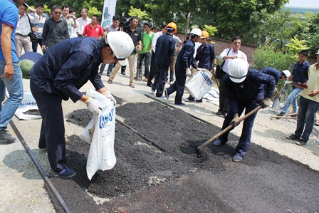 Sau gần 5 năm nghiên cứu, chuyển giao công nghệ từ Công ty Carboncor Nam Phi, đến nay Công ty CP Carbon VN đã ứng dụng thành công sản phẩm rải đường mới Carboncor Asphalt trên nhiều tuyến đường giao thông nước ta, từ quốc lộ đến tỉnh lộ và đường giao thông nông thôn.