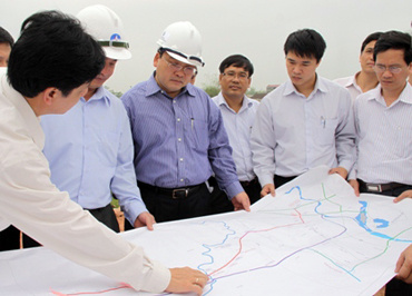 Chiều 22/10, Phó Thủ tướng Hoàng Trung Hải chủ trì cuộc họp triển khai thực hiện chỉ đạo của Thủ tướng Chính phủ về việc xây dựng chính sách ưu đãi và lập đề án tăng cường sử dụng xi măng cho đầu tư phát triển kết cấu hạ tầng giao thông.