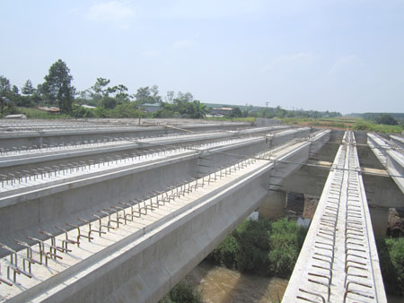 Viện Khoa học và Công nghệ GTVT (ITST) và Viện Bê tông dự ứng lực Nhật Bản (JPCI) vừa đồng tổ chức Hội thảo với chủ đề “Ứng dụng KHCN trong bảo trì cầu bê tông dự ứng lực” tại Hà Nội. Thứ trưởng Bộ GTVT Nguyễn Văn Thể đã tới dự khai mạc hội thảo.