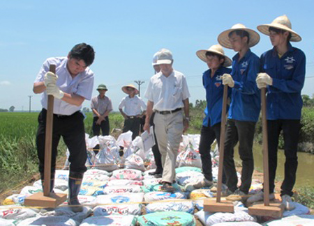 Trong hai ngày 18 -19/5/2013, tại Hà Nội, Trường Đại học Công nghệ GTVT phối hợp với Cơ quan Hợp tác Quốc tế Nhật Bản (JICA) thực hiện dự án thí điểm ứng dụng công nghệ “Do-nou” của Nhật Bản trong xây dựng đường giao thông nông thôn (GTNT) ở Việt Nam. Dự án đã thực hiện xây dựng thí điểm tại đường nội đồng tại xã Tân Ước, huyện Thanh Oai, Thành phố Hà Nội.
